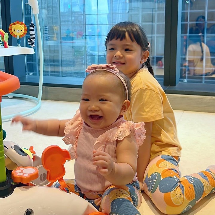 <p>Chloe terlihat cantik mengenakan kaos kuning dan legging warna senada. Sementara itu, Kyarra tampil menawan dengan kaos merah muda dan legging kembar dengan Chloe. (Foto: Instagram: @asmirandah89)</p>