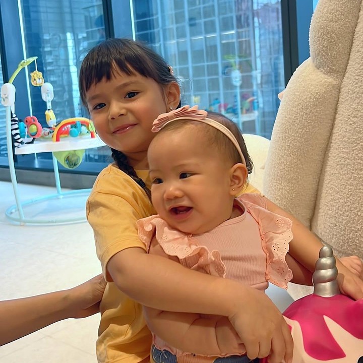 <p>"Makin gemas sama dua boneka ini," kata seorang netizen. "Wah, cantik-cantikku," ujar netizen lainnya dengan emotikon kecupan. (Foto: Instagram: @asmirandah89)</p>
