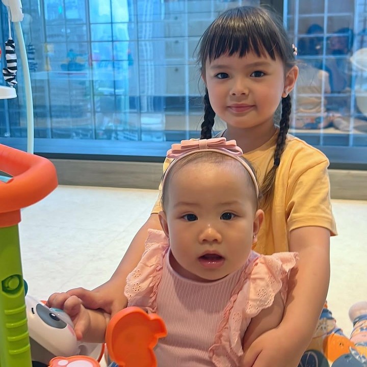<p>Tidak sedikit netizen yang mengatakan Chloe dan Kyarra sangat menggemaskan. Banyak pula yang menyebut keduanya sangat cantik bak boneka. (Foto: Instagram: @asmirandah89)</p>