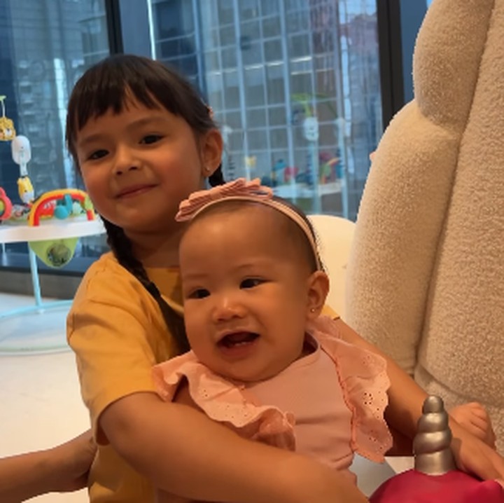 <p>"Kakak Chloe dan Baby Kya. Gemas banget yang saling gemas," tutur Asmirandah seraya menyisikan emotikon hati. (Foto: Instagram: @asmirandah89)</p>
