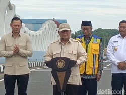 Prabowo Resmikan Flyover Madukoro Semarang