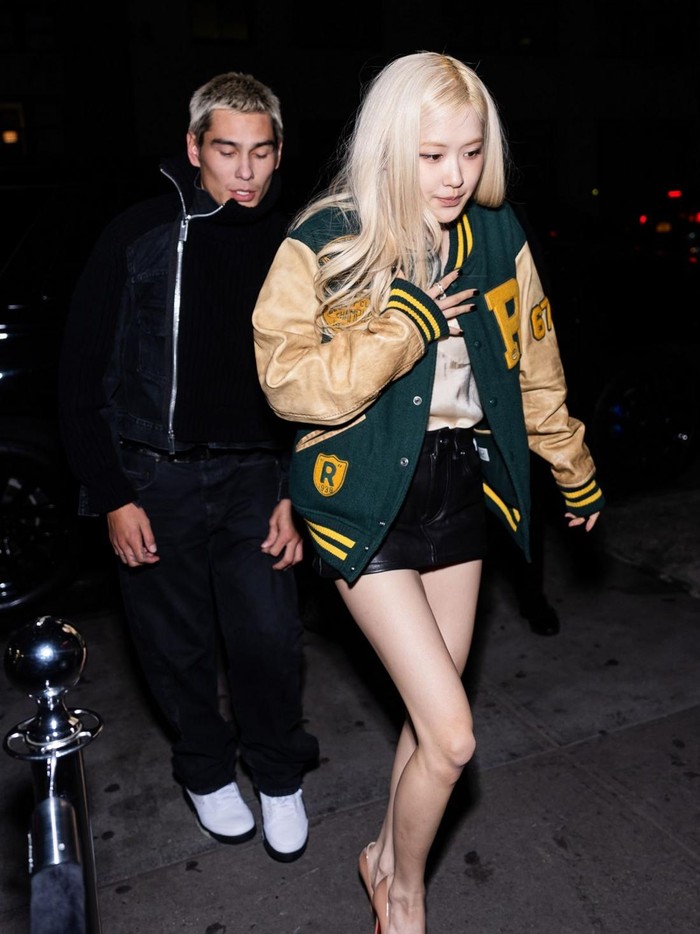 Rosé mengenakan jaket vintage dan sporty yang di-mix and match dengan atasan satin dan celana pendek kulit. Ia melengkapinya dengan sepatu pumps dengan suasana yang elegan./ Foto: Elle Korea