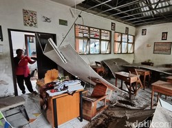 Plafon Kelas SDN 3 Sibanggede di Badung Ambruk, Untungnya Siswa Belum Datang