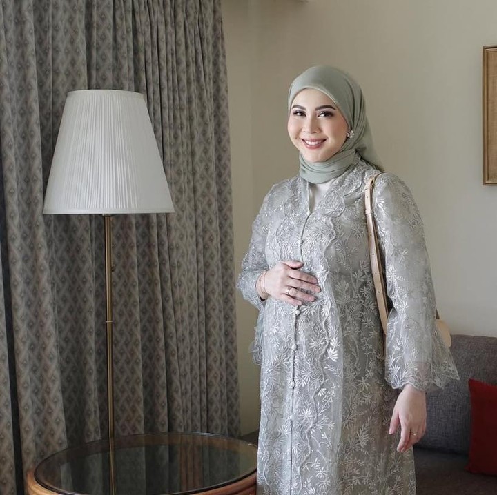 <p>Selain tampil cantik mempesona, istri dari Adhi Permana Putra ini juga memperlihatkan perutnya yang sudah mulai membesar. Ia memegang perutnya untuk menunjukkan kehamilan ketiganya kepada para <em>followers</em>-nya. (Foto:@kesharatuliu05)</p>