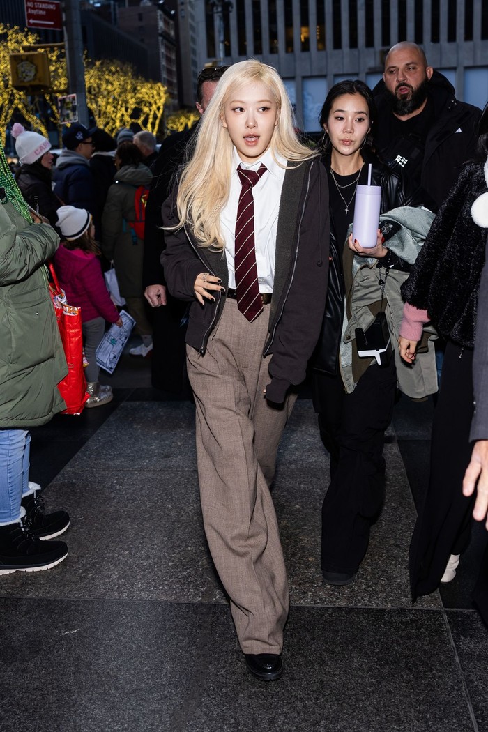 Tampil dengan hoodie polos yang di-mix and match dengan kemeja, Rosé tampil boyish dan chic. Ia memadukan style-nya dengan celana panjang dan dasi untuk tampilan yang lebih unik dan menonjol./ Foto: Elle Korea