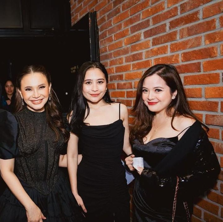 <p>Saat menghadiri premier film penyanyi Rossa beberapa waktu lalu, penampilan Tasya juga sempat mencuri perhatian. Meski sudah memiliki dua anak, perempuan kelahiran Jakarta ini tetap terlihat <em>stunning</em> dengan gaun hitamnya. (Foto: Instagram @tasyakamila)</p>