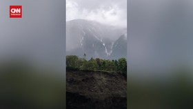 VIDEO: Penampakan Air Terjun Dadakan di Gunung Agung Bali