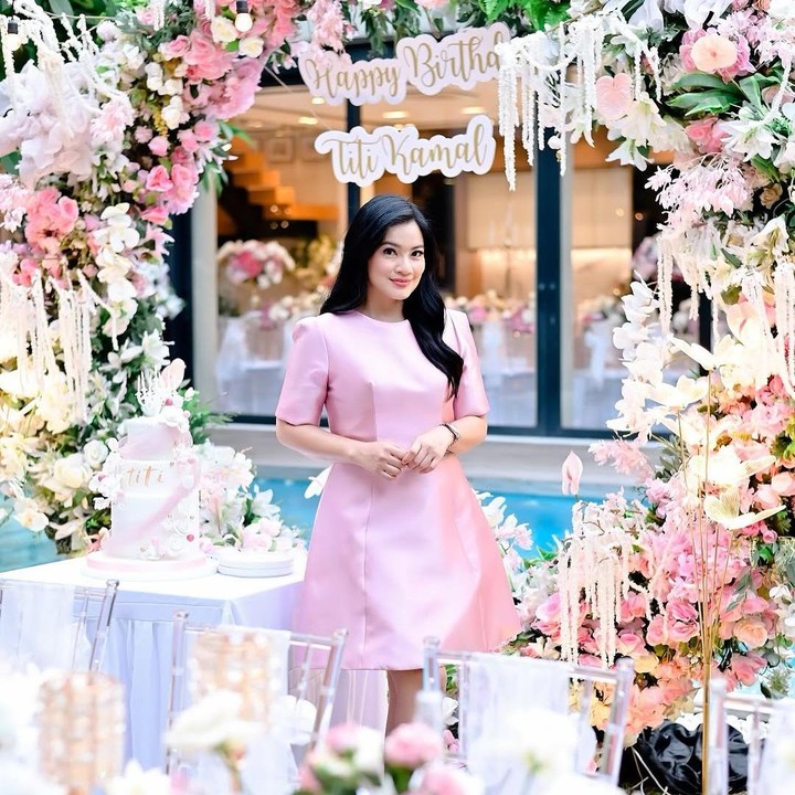 <p>Dalam perayaan ini, Titi Kamal tampil cantik mengenakan gaun pink. Memasuki usia 43 tahun, Titi Kamal justru terlihat semakin awet muda. Setuju ya, Bunda? (Foto: Instagram @titi_kamall)</p>