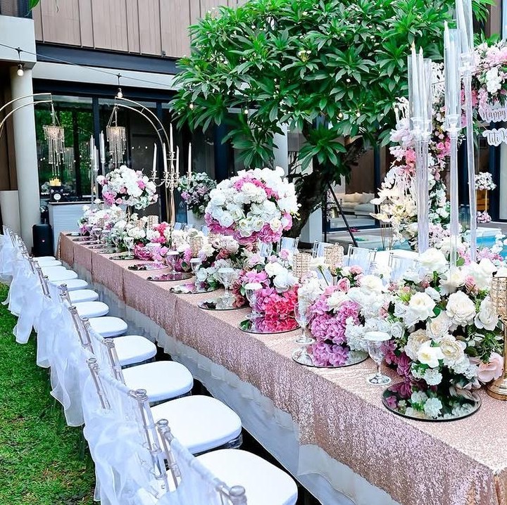 <p>Titi Kamal menyulap halaman rumahnya menjadi lokasi pesta ulang tahun. Istri aktor Christian Sugiono membuat dekorasi yang didominasi bunga berwarna pink dan putih. Lokasi utama pesta terletak di dekat kolam renang rumahnya. (Foto: Instagram @titi_kamall)</p>