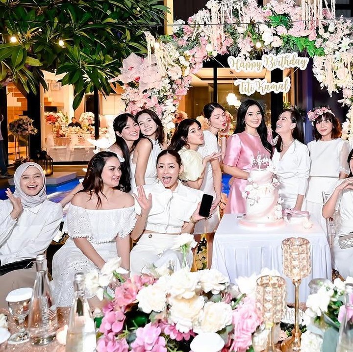 <p>Pesta ulang tahun ini dihadiri oleh kerabat dan teman-teman dekat Titi Kamal. Mereka yang datang kompak mengenakan baju serba putih. Titi Kamal mengungkapkan rasa bahagianya bisa merayakan pertambahan usia bersama orang terkasih. "Bahagia bisa merayakan momen spesial sama sahabat tercinta,<em> thank you for being a part of my special birthday moment</em>," tulisnya. (Foto: Instagram @titi_kamall)</p>