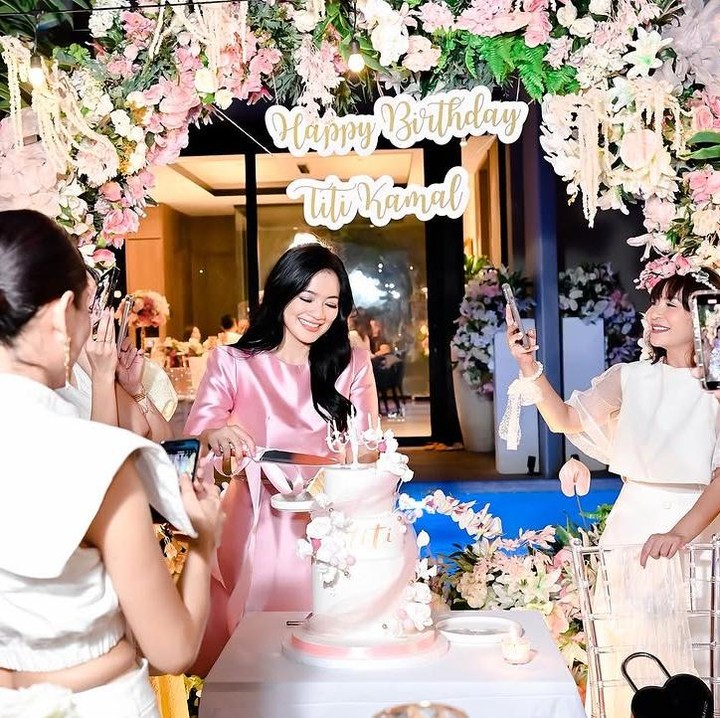 <p>Titi Kamal baru saja berulang tahun ke-43 pada 7 Desember 2024. Di hari spesialnya ini, Titi membuat perayaan pesta ulang tahun di rumahnya, Bunda. (Foto: Instagram @titi_kamall)</p>