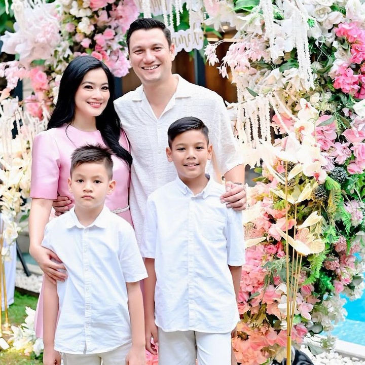 <p>Titi Kamal tak bisa menyembunyikan rasa bahagianya merayakan ulang tahun bareng keluarga dan sahabat. Dalam acara ini, Titi Kamal juga membagikan momen bersama suami dan dua putranya. Melalui unggahan di Instagram, sang suami Christian Sugiono menuliskan pesan manis untuk istrinya yang berulang tahun. "<em>Happy Birthday to my beautiful @titi_kamall . Another year and you still manage to look like the same since our youth. You are a gift for everyone surrounding you and now here we are celebrating how amazing person you are</em>," tulisnya. (Foto: Instagram @titi_kamall)</p>