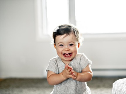 Usia Berapa Bayi Bisa Bertepuk Tangan? Ketahui Cara Stimulasinya Yuk Bun