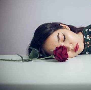 7 Tanda Orang yang Selalu Merasa Kesepian Meski Memiliki Banyak Teman