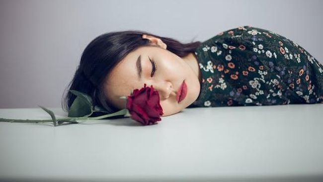 7 Tanda Kamu Merasa Kesepian dalam Hubunganmu, Apakah Pernah Mengalaminya?