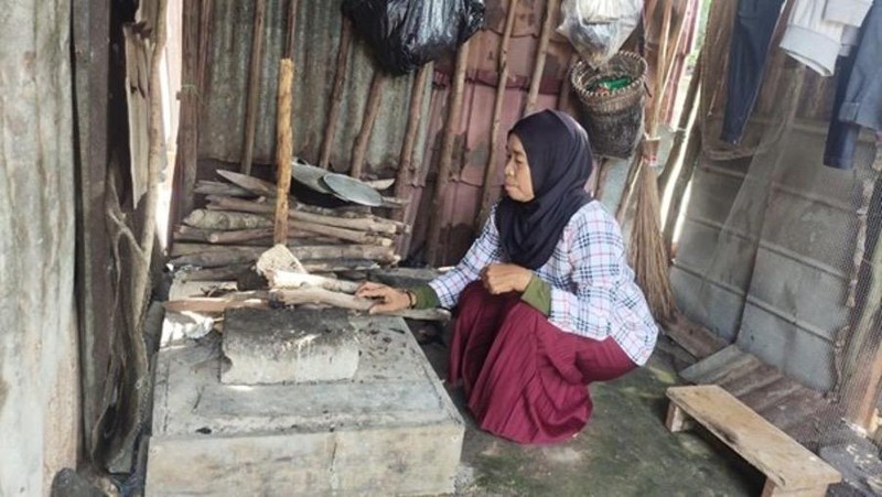 Setelah bertahun-tahun hidup dalam gelap di Desa Buluh Tumbang, Kecamatan Tanjung Pandan, Belitung, Samsina (57) akhirnya dapat menikmati terang lampu