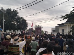 Video Aksi Demo Tuntut Kecurangan di KPU Manggarai Barat Berujung Ricuh