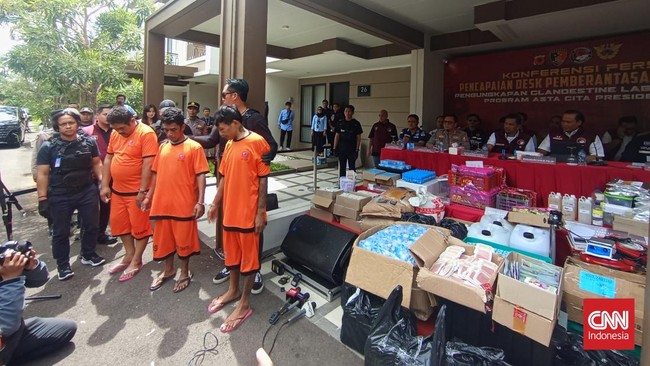 Bareskrim dan Polda Jabar membongkar pabrik narkoba di perumahan mewah Bandung yang memproduksi 'happy water' liquid narkotika.