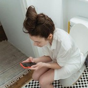 Sering Dilakukan, BAB dengan Bermain Ponsel Bisa Memperburuk Kesehatan! Ini Penjelasannya...