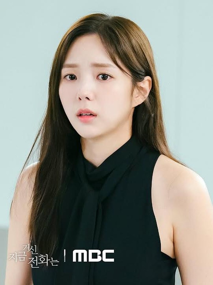 Untuk gaya feminin, Chae Soo Bin banyak mengenakan dress saat membintangi When the Phone Rings. Salah satunya seperti dress hitam tanpa lengan dengan aksen pita di bagian lehernya ini./ Foto: instagram.com/mbcdrama_now