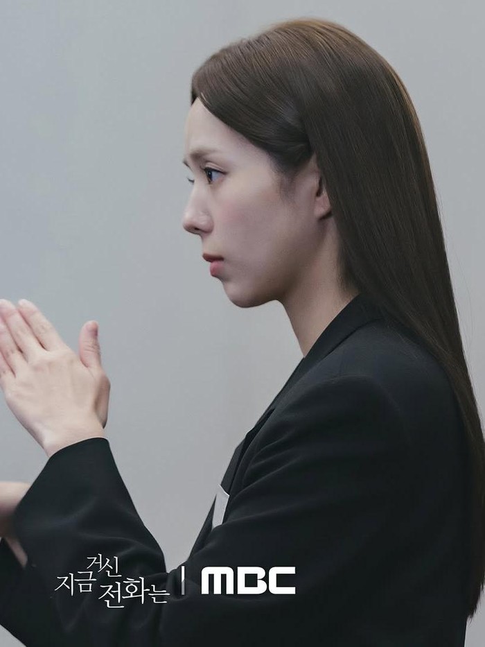 Berperan sebagai penerjemah bahasa isyarat bernama Hong Hee Jo, aktris cantik Chae Soo Bin sukses mencuri perhatian dengan akting dan penampilannya di When the Phone Rings (2024)./ Foto: instagram.com/mbcdrama_now