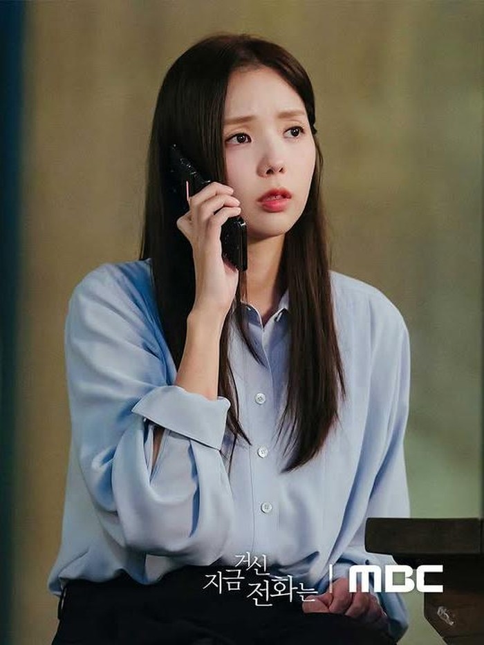 Sebagai pekerja 'kantoran', ia cukup banyak memakai outfit simpel yang memberikan kesan formal. Salah satunya seperti pasangan kemeja berwarna biru dan celana berwarna hitam ini./ Foto: instagram.com/mbcdrama_now