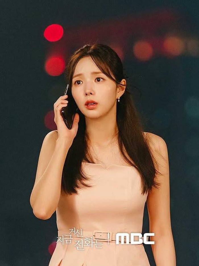 Pilihan dress lainnya, Chae Soo Bin mengenakan dress dengan tali spaghetti berwarna light pink dengan aksen ikat pinggang di tengah yang manis./ Foto: instagram.com/mbcdrama_now
