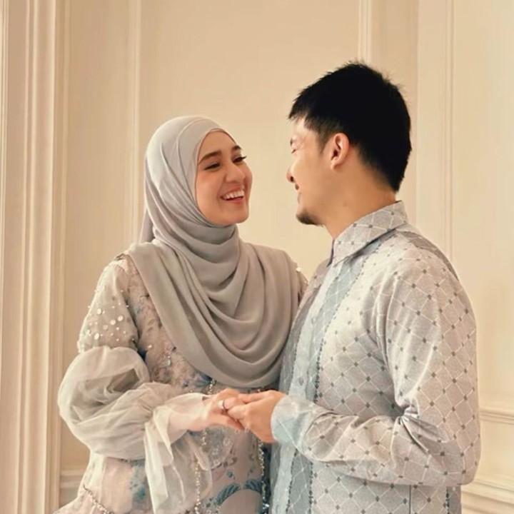 <p><em>Postingan</em> Dhini itu pun langsung dibanjiri ucapan selamat dan doa dari netizen yang ikut bahagia melihat pernikahan mereka yang langgeng. "MasyaAllah, Allahumma Baarik. Sehat sehat kak, Sehidup Sesurga InsyaAllah," tulis akun <em>@uswa_kh****.</em> "Semoga Allah selalu memberkahi setiap langkah kalian," tulis akun <em>@zaitakhayatun****.</em> (Foto: Instagram@dhiniaminarti)</p>
