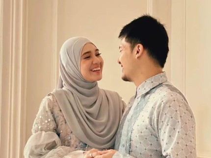 5 Potret Mesra Dhini Aminarti dan Dimas Seto, Baru Rayakan 15 Th Pernikahan