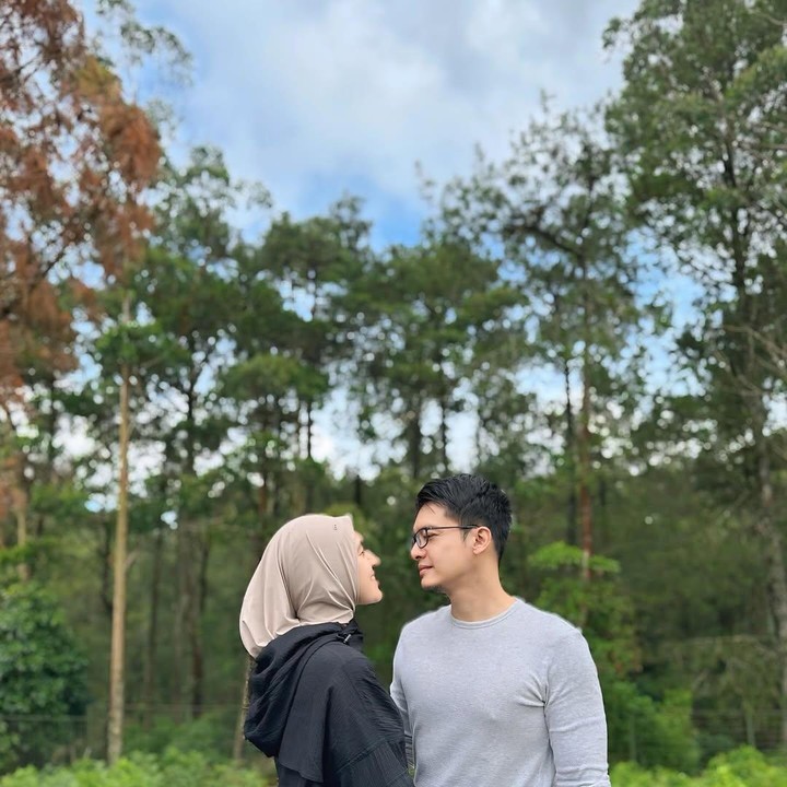 <p>Pasangan selebriti yang satu ini baru saja merayakan ulang tahun pernikahan mereka yang ke-15. Momen itu dibagikan oleh Dhini lewat sebuah video yang menampilkan beberapa potret mereka. (Foto: Instagram@dhiniaminarti)</p>