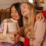 Etiket Memberi dan Menerima Hadiah dari Keluarga, Teman, hingga Rekan Kerja, Sudah Tahu?