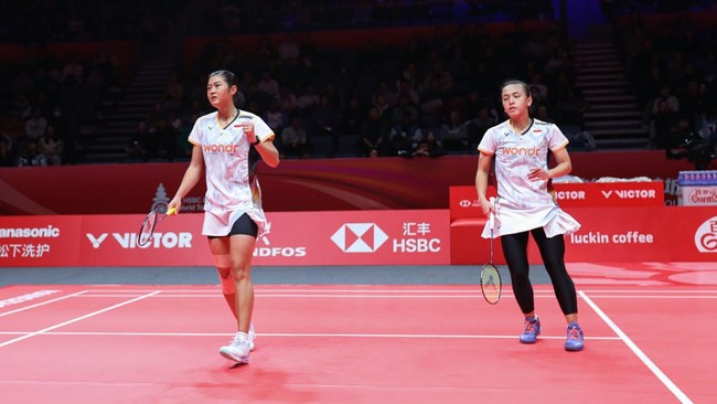 Febriana Dwipuji Kusuma/Amallia Cahaya Pratiwi berhasil mengalahkan Rin Iwanaga/Kei Nakanishi dan membuka peluang lolos ke semifinal BWF World Tour Finals 2024.