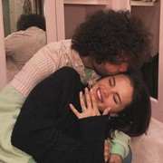 Selena Gomez Umumkan Pertunangan dengan Benny Blanco, Kenakan Cincin Berlian Marquise