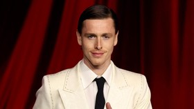 Harris Dickinson Kasih Kode soal Main Film Biopik The Beatles