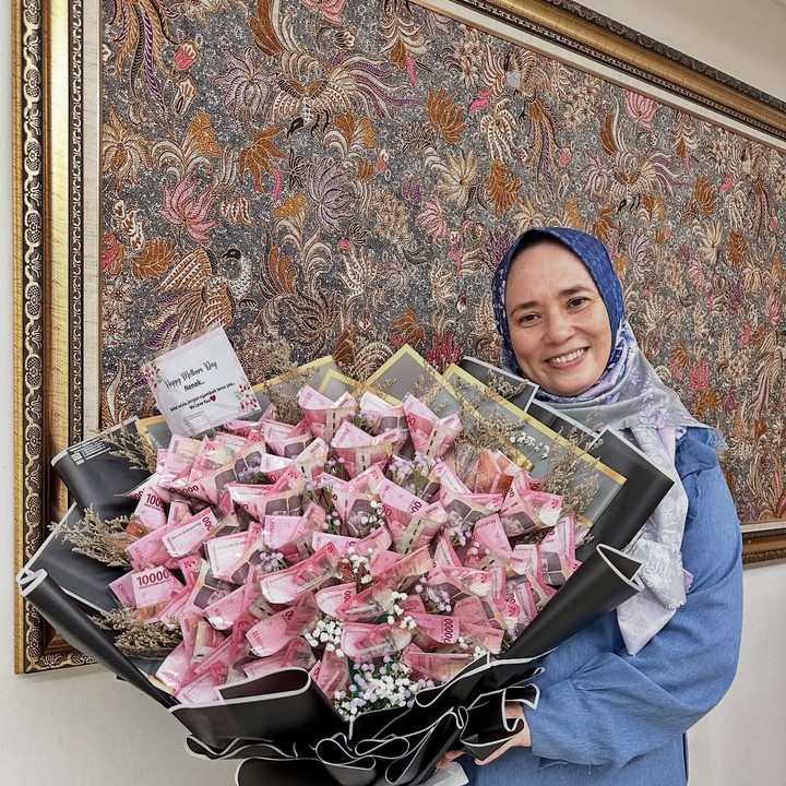 <p>Alih-alih fokus dengan hadiah buket uang yang diberikan Inara kepada ibunda, netizen justru salah fokus dengan pesona ibunda. "Lagi mudanya pasti kayak Inara ya cantiik banget mamanya masyAllah," tulis akun <em>@rinnaa****.</em> "MasyaAllah cantik banget mamanya kak," tulis akun <em>@amiera_azz****.</em> (Foto: Instagram@mommy_starla)</p>