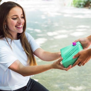 Nggak Cuma Indonesia, Ini Dia Negara yang Punya Budaya Kasih Oleh-oleh Usai Traveling