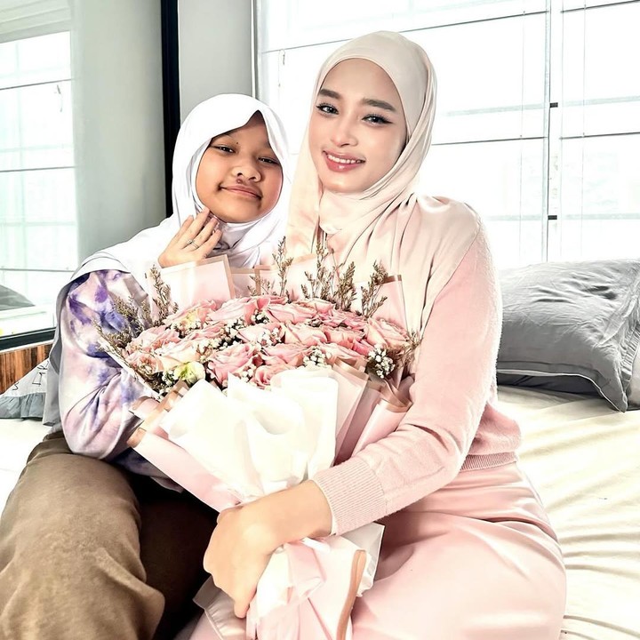 <p>Namun, tak hanya Inara yang memberikan hadiah kepada ibunda sebagai bentuk kasih sayang. Anak-anak Inara juga memberikan hadiah untuknya, lho. (Foto: Instagram@mommy_starla)</p>