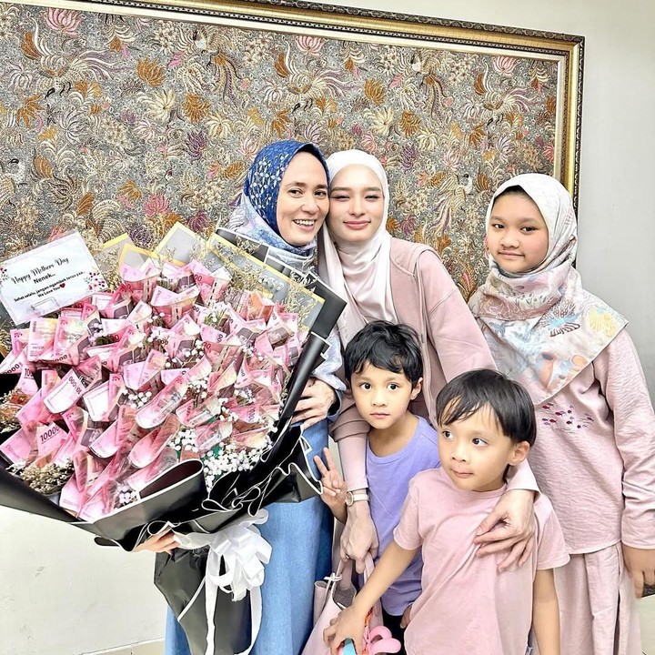 <p>Meski lebih cepat, Inara mengaku setiap hari adalah hari berbakti untuk kedua orang tua. "Biarpun kecepatan tapii gapapa deh, toh engggak rayain juga, dan tiap hari adalah hari berbakti untuk kedua orang tua," tulis Inara, dikutip dari laman <em>Instagram@mommy_starla.</em> (Foto: Instagram@mommy_starla)</p>