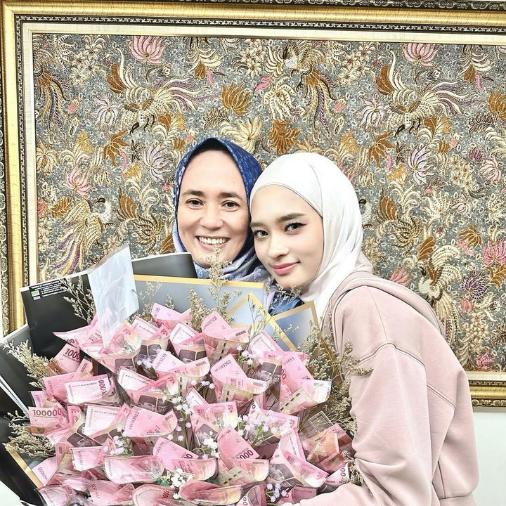 <p>Melalui <em>postingan</em> terbaru di akun Instagram pribadinya, Inara terlihat membagikan beberapa potret bersama sang Bunda. Hal itu dilakukannya dalam rangka memeringati Hari Ibu yang jatuh setiap 22 Desember nanti. (Foto: Instagram@mommy_starla)</p>