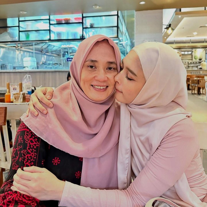 <p>Kecantikan Inara Rusli tampaknya didapatkan dari sang Bunda, Mercy Lubis. Pesona ibunda berhasil menjadi sorotan publik setelah Inara membagikan momen kedekatan mereka berdua.(Foto: Instagram@mommy_starla)</p>