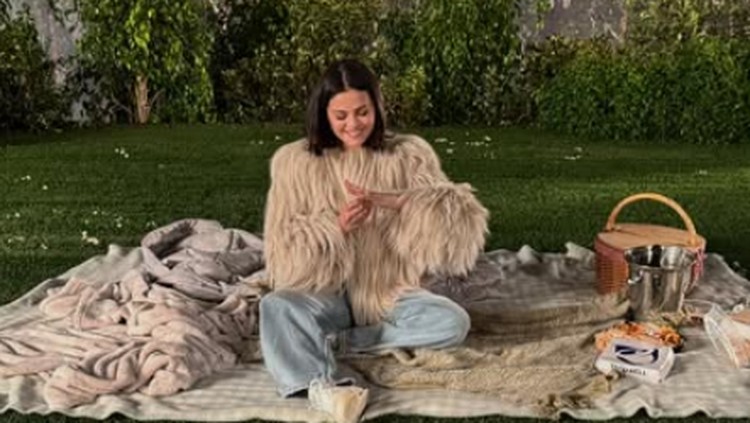 Jago Masak! Ini Aksi Selena Gomez Masak Ayam Panggang hingga Steak