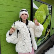 5 Tampilan Selebriti Korea dalam Balutan Mantel Bulu yang Stylish untuk Musim Dingin