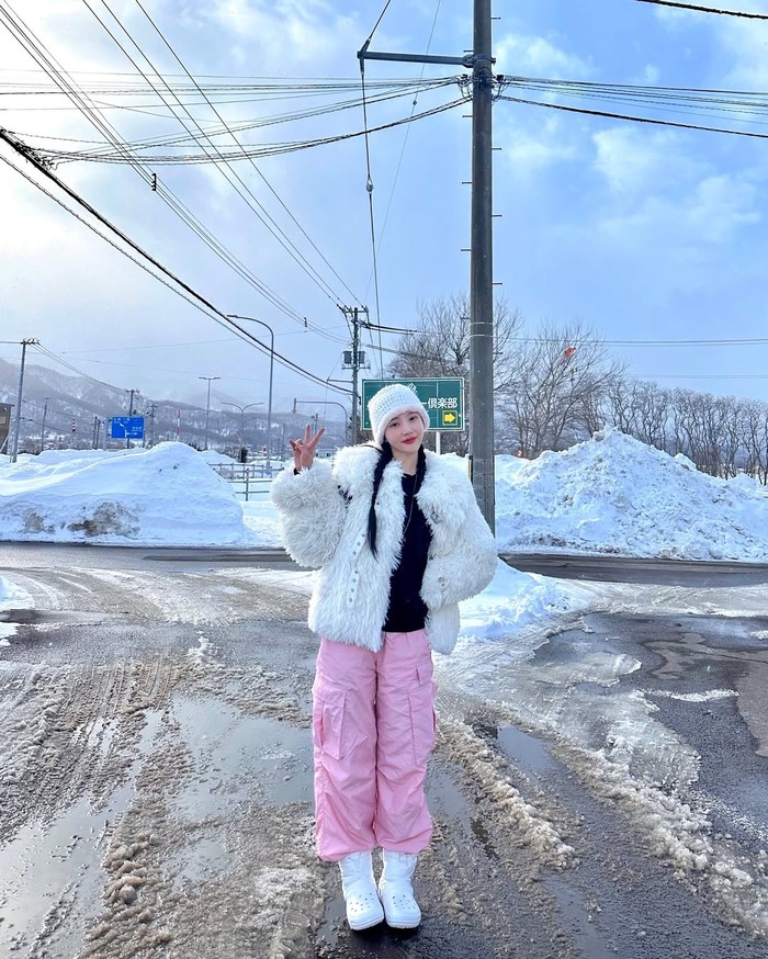 Joy Red Velvet tampil cantik dengan outfit mantel bulu putih yang dipadukan dengan atasan hitam dan celana pink. Topi dan sepatu dengan aksen warna putih yang dikenakannya memberikan kesan yang menarik dan playful./ Foto: Instagram/_imyour_joy