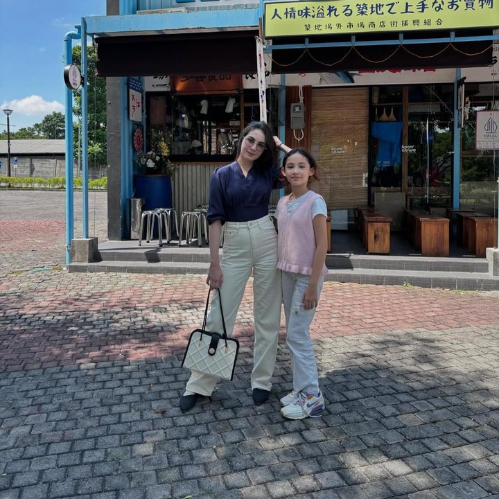 <p>"Cantik banget dek, persis Mamanya," kata seorang netizen. "Mbak Arumi junior. Plek ketiplek sama Mamanya," papar netizen lainnya. (Foto: Instagram: @arumibachsin_94)</p>