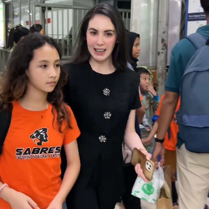<p>"Jemput anak wedok yang baru balik dari tanding basket di Yogyakarta. Baru ditinggal beberapa hari saja sudah kuangennnn banget Mama-nya," tulis Arumi dengan menyisipkan emotikon hati dan terharu. (Foto: Instagram: @arumibachsin_94)</p>