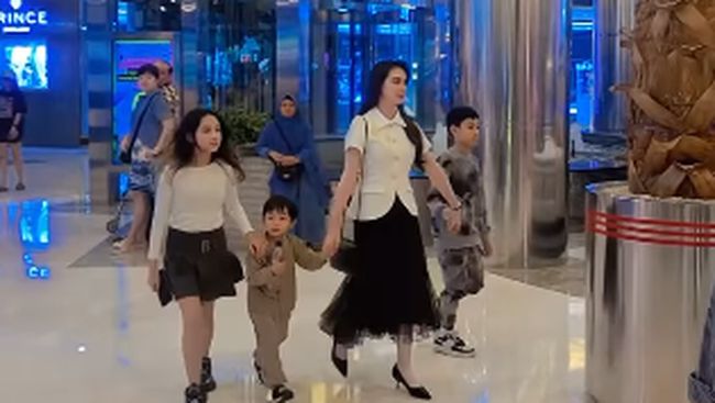 Arumi Bachsin & Emil Dardak Berbagi Kisah Gaya Hidup Sederhana, Berapa Uang Jajan Anak Mereka?