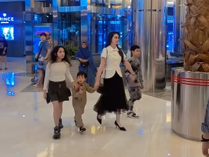 Arumi Bachsin & Emil Dardak Ajarkan Gaya Hidup Sederhana, Segini Uang Jajan Sang Anak Seminggu