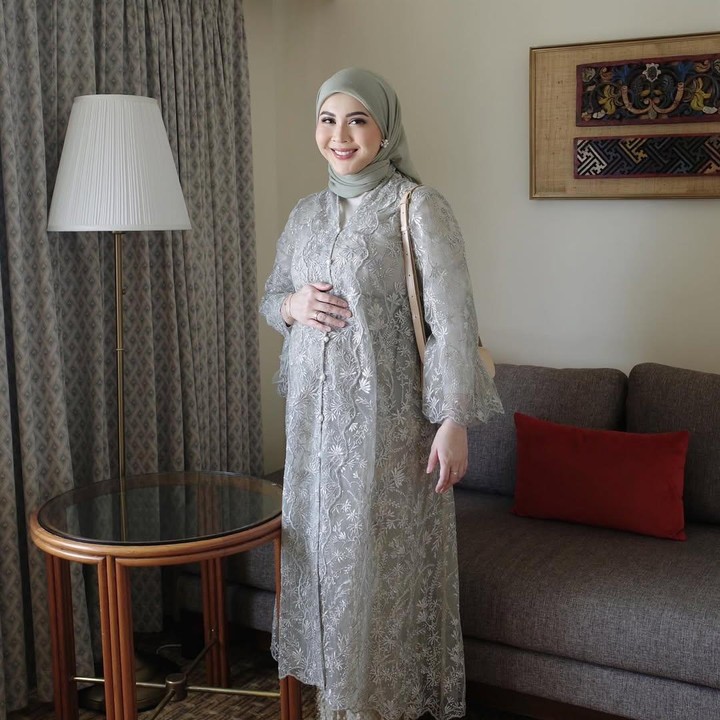<p>Aktris Kesha Ratuliu mengumumkan kehamilan ketiganya pada bulan Oktober 2024. Kesha diperkirakan melahirkan di tahun 2025 dan akan dikaruniai anak laki-laki, Bunda. (Foto: Instagram @kesharatuliu05)</p>