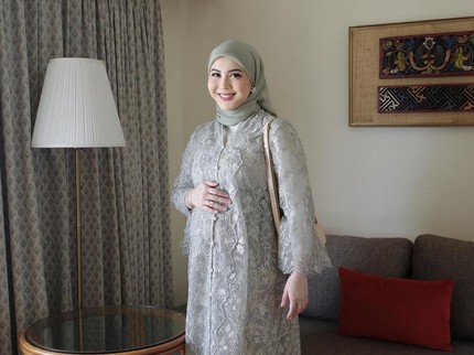 5 Potret Cantik Kesha Ratuliu Kenakan Kebaya saat Hamil Anak Ketiga