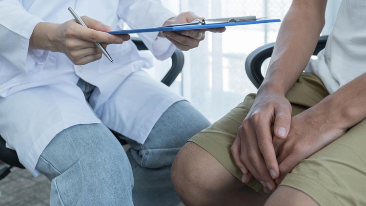 Doctors report health examination results and recommend medication to patients.